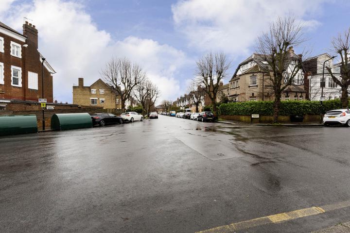 			2 Bedroom, 1 bath, 1 reception Flat			 Grosvenor Gardens, Willesden Green